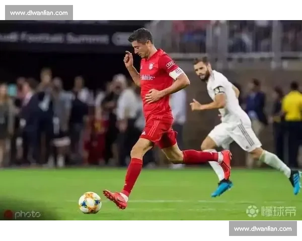 迟暮绿茵:当白发与足球相遇时的倔强与温柔